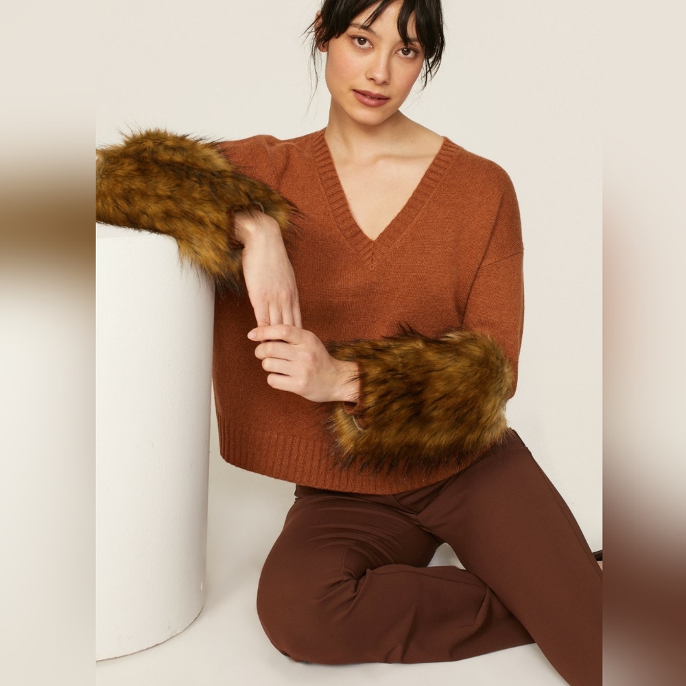 NAADAM Rust Brown V‑Neck Sweater with Faux Fur Cuffs